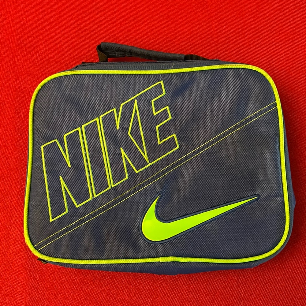 Nike zippered lunch bag (10 in x 7 1/2 in x 3 in)
